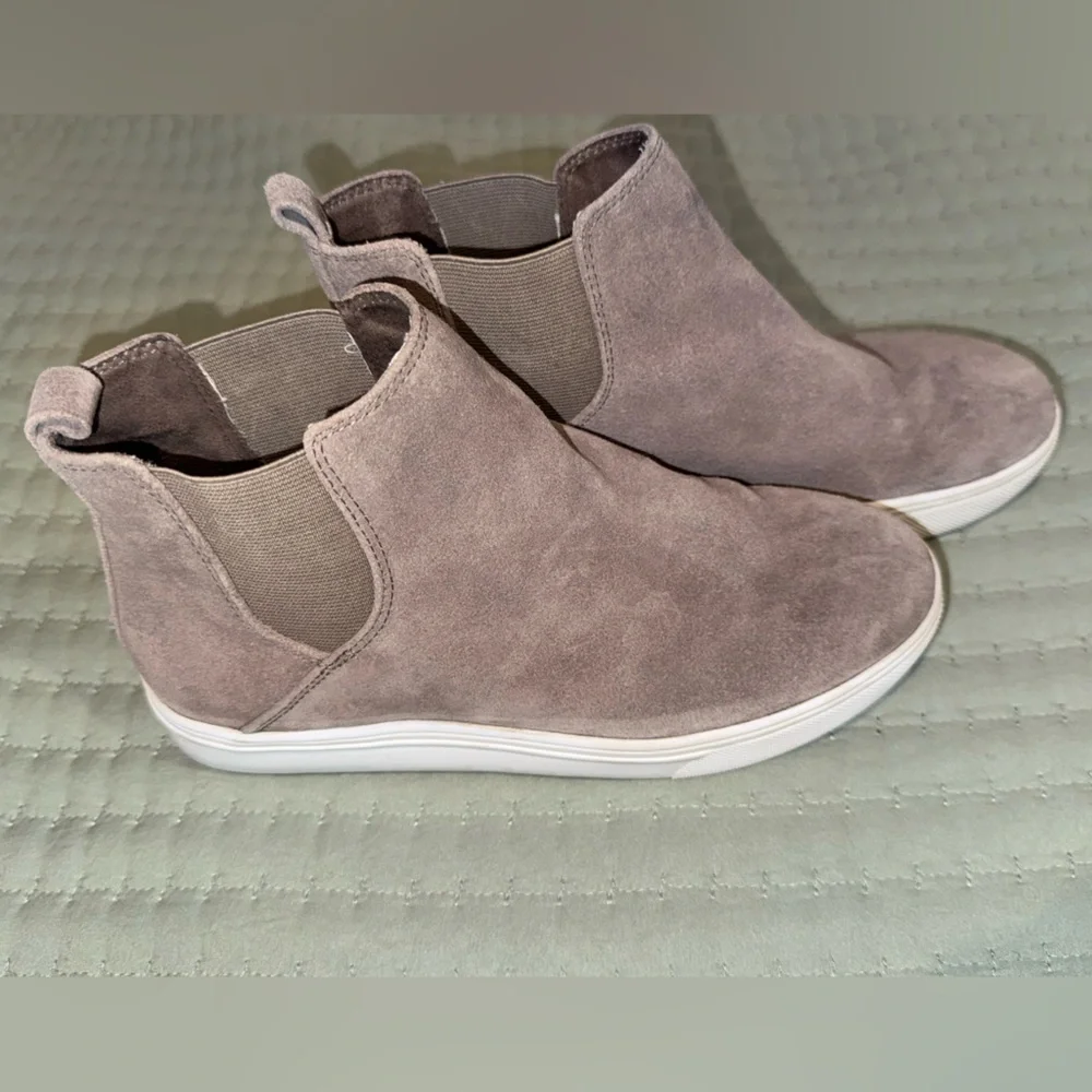 Blondo Stylish Tan Suede waterproof Ankle Boots. Size ladies 6. GUC